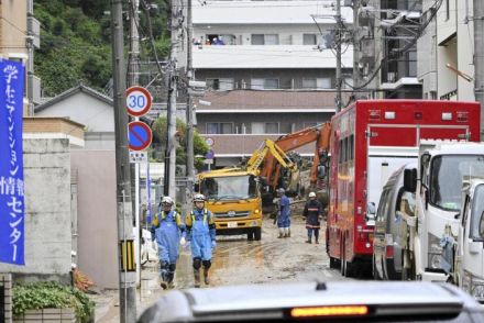 松山城山の土砂崩れ　不明者の捜索夜通し続く（愛媛）