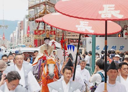 祇園祭の無事を祈り　長刀鉾の稚児が社参の儀