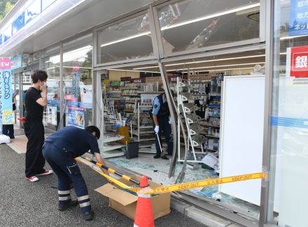 島根県浜田市で軽自動車がコンビニに突っ込む　７４歳女性、前進駐車しようとしたところ車止め乗り越え