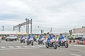 夏の交通事故防止へ一丸　福島県会津若松市で出動式　交通安全市民大会受賞団体を表彰