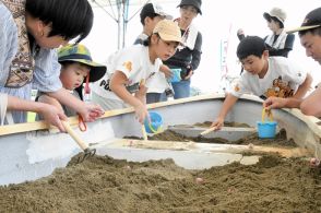 潮干狩り風宝探しやステージイベント楽しむ　福島県相馬市シーサイドフェス　ギャルメーク体験も