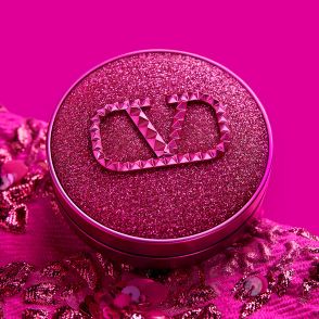 「ヴァレンティノ ビューティ」の人気クッションファンデがピンクに煌めく限定デザインで登場