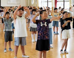 難しい福知山踊りの16手振りをマスター　小学3年生たちが振興会に学び