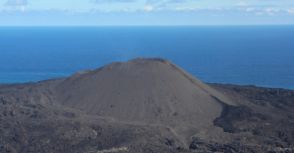 爆発による衝撃が機内にまで響く…目のあたりにした「火山島の誕生」という驚愕の出来事