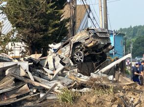 住宅に隣接する建物に車が突っ込む　2人死亡1人搬送　青森県三沢市