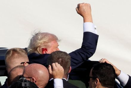 トランプ前大統領、銃撃後に右耳から出血も、警備担当に５回「待て ！ 」支持者に拳突き上げる