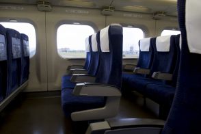 新幹線の「自由席車両」にて座れずに立っていた年配の女性。指定席ではないし席を譲るべきでしたか？