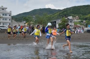 海水浴シーズン到来 オレンジビーチ、家族連れ繰り出す―伊東