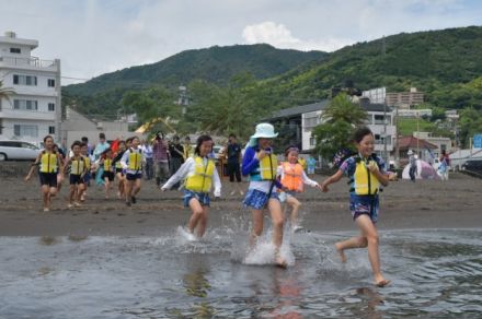 海水浴シーズン到来 オレンジビーチ、家族連れ繰り出す―伊東