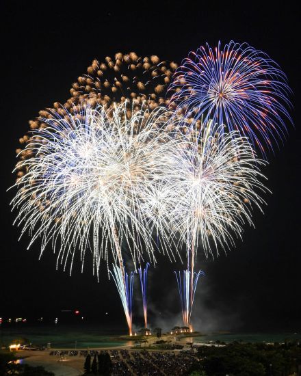 沖縄初の「イルミネーション玉」も　海洋博花火　夏の夜空に「千変万化」　