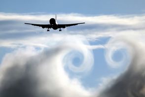 着陸直前の旅客機を、「後方乱気流」が襲った瞬間の映像…パイロットの対応に「すごい反応」と賛辞