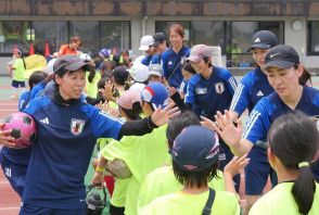 講師はなでしこＯＧ、女子小中学生とサッカー交流　元代表・鮫島彩さん「ボールをたくさん触れば上手に」