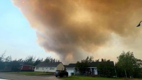 カナダ東部で大規模な山火事続く、９５００人が避難