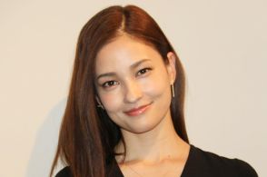 ＜黒木メイサ＞ミニボトムで美脚すらりのブラックコーデを公開　キュートなソックスの足元ショットも