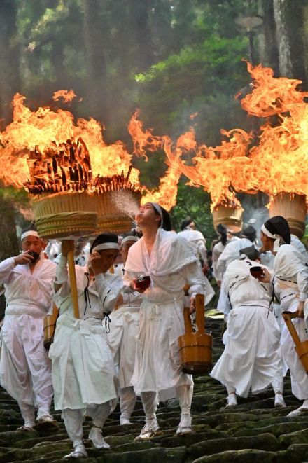 参道清める神の炎 　熊野那智大社で例大祭、和歌山