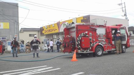 コインランドリーで乾燥機燃える火事　壁の一部焼く　けが人なし