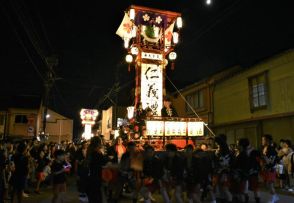 石川・七尾で祇園祭　復興願い　奉燈8基、勇壮なかけ声と共に