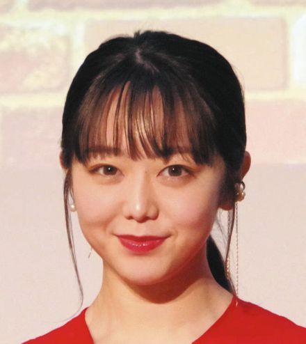 峯岸みなみ、「東海オンエア」てつやとの第1子出産「身長48㎝の元気な女の子」「娘にぞっこんな夫」