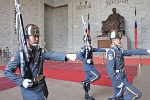 蔣介石の銅像前で最後の儀仗兵交代式　台湾・民進党が「個人崇拝」見直し