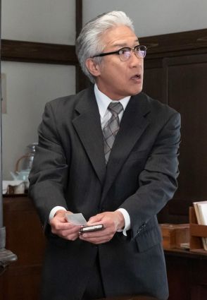 ＜虎に翼＞【登場人物紹介「新潟編」】寅子を温かく迎え入れる主任書記官・深田仁助　遠山俊也が“気遣いの人”に