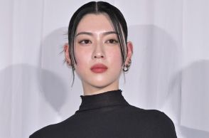 ＜今週のファッションチェック＞三吉彩花　美スタイル際立つブラックコーデ　個性派スカートでスタイリッシュに