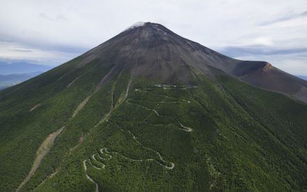 富士山静岡県側で死者4人目　開山4日、救助要請相次ぐ異常事態