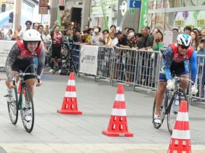 【熊本競輪・再開記念フェスティバル】新市街アーケードの特設コースを中川誠一郎らが駆け抜けた