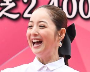 佐々木希「髪型10分、メイク10分」煌びやかな着物姿も…「着物と帯のしわが」「帯がもう少し上だと」と着付けに一部厳しい意見が