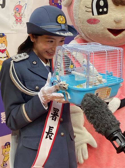 俳優の入来茉里さん一日署長　テレビ出演のあるインコ「ぴっちゃん」と事故防止啓発