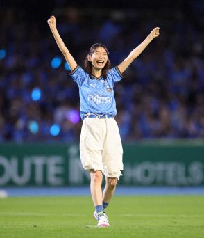 女優・岡本夏美がJ1川崎Fの始球式に登場「こんなに感極まるとは」）