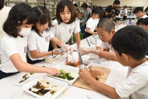 館山小4年生56人が海藻や海の環境学ぶ　3事業者の特別授業で（千葉県）