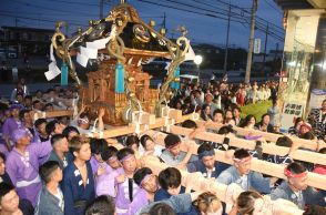 暑くて熱い季節が始まる　金色のみこし威勢よく　栃木・真岡で中村夏祭り