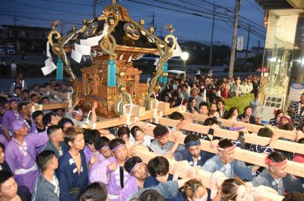 暑くて熱い季節が始まる　金色のみこし威勢よく　栃木・真岡で中村夏祭り