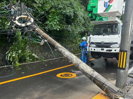 電柱倒壊し道路ふさぎ通行止　一時停電　長崎市