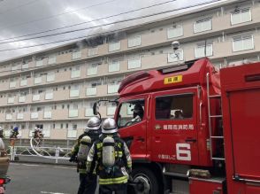 団地の１室から黒煙上がる　「５階建て集合住宅から出火」との通報　消防が消火活動にあたる　福岡市西区