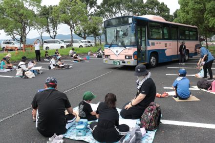 バスまつり写生大会　路線バスのスケッチと見学　作品は8月27日から展示／岡山・津山市