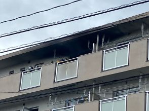 福岡市西区の団地5階から出火消火活動中