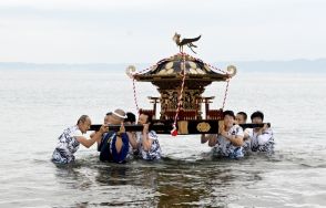 みこしの海上渡御１４年ぶり　福島県いわき市小浜町の３神社祭礼