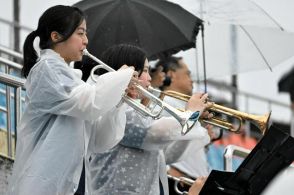 選手に届いた応援、率いたトランペッター　初の球場応援は雨の中で