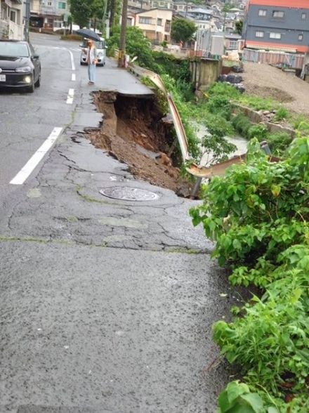 【速報】「道路が陥没しています」通行人から110番通報　長崎の道路