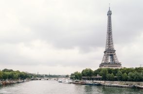 セーヌ川水質論争に…フランス体育部長官が川に入って遊泳