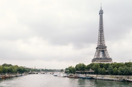 セーヌ川水質論争に…フランス体育部長官が川に入って遊泳