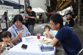 商店街が歩行者天国に　「落合deのみ～の」　過去最高の22店舗出店／岡山・真庭市