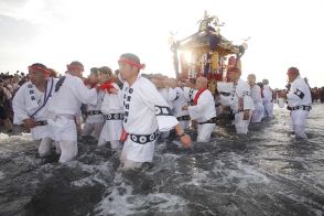 「どっこい、どっこい」茅ケ崎で暁の祭典「浜降祭」、３９基の神輿が勇壮に