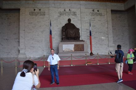 台北観光名所・蔣介石像前の儀仗兵交代式終了　「独裁」批判高まり