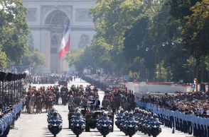 仏、革命記念日の軍事パレード 五輪開催に向けイベントも
