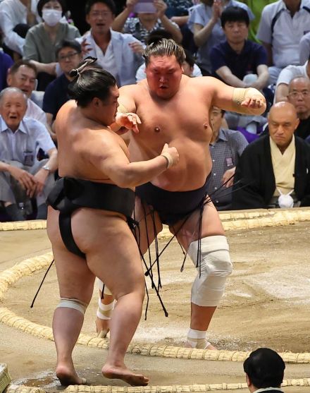 照ノ富士が明生を下し２連勝スタート　立ち合いで十分に踏み込み圧力をかけ一気に押し出した