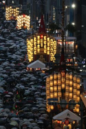 京都・祇園祭の宵々山　山鉾にともる駒形提灯、響く「コンチキチン」