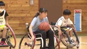 車いすを操ってゴール下へ　小学生が車いすバスケを体験　東京パラリンピック日本代表北間優衣選手が指導