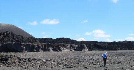 なんと、泳いで上陸した…！　西之島「噴火活動の休止」のわずかな期間に遂行された、仰天の上陸調査